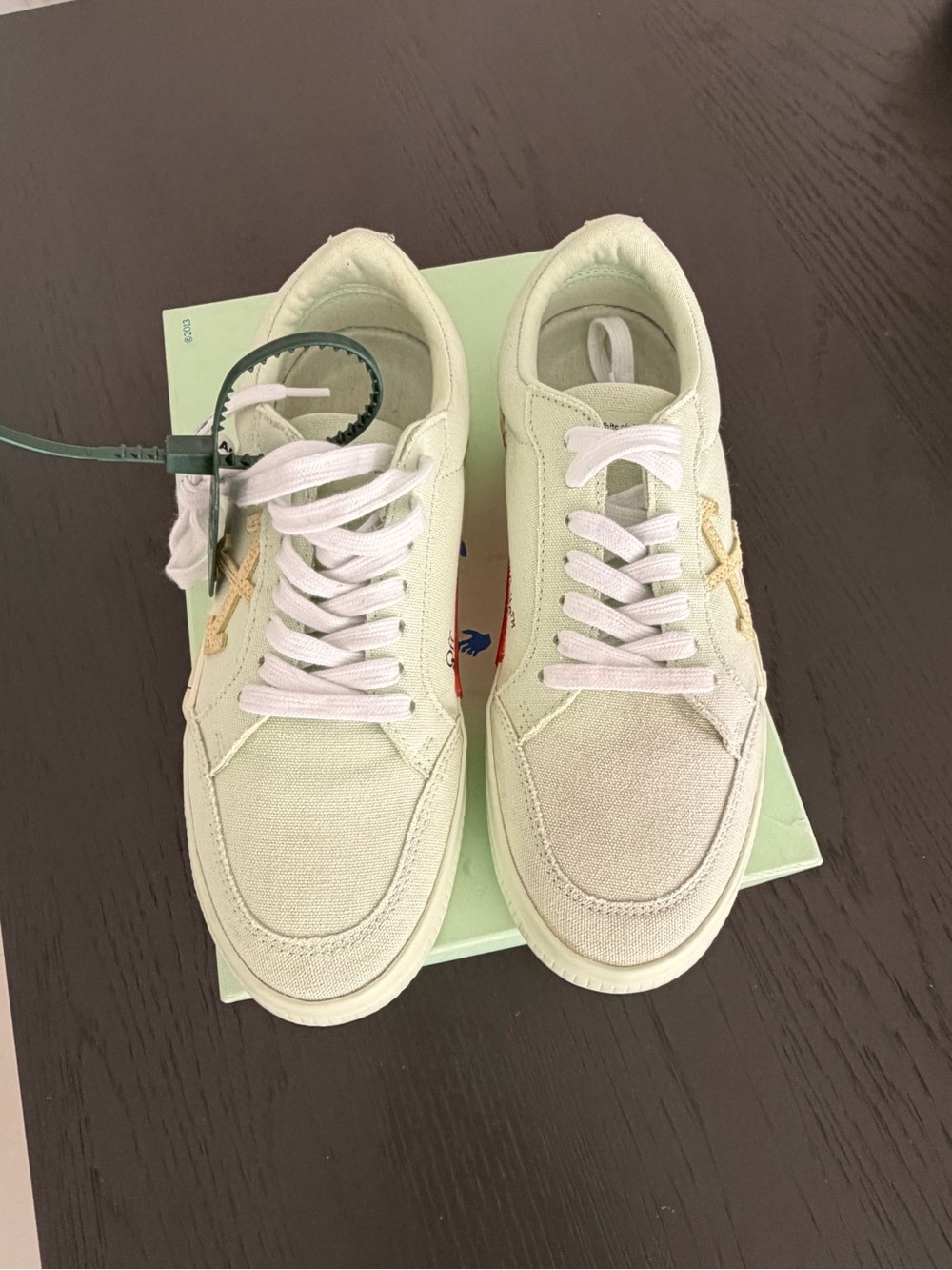 OFF-WHITE Low Vulcanized Canvas Sneaker
Mint OWIA288F24FAB001 Size 39